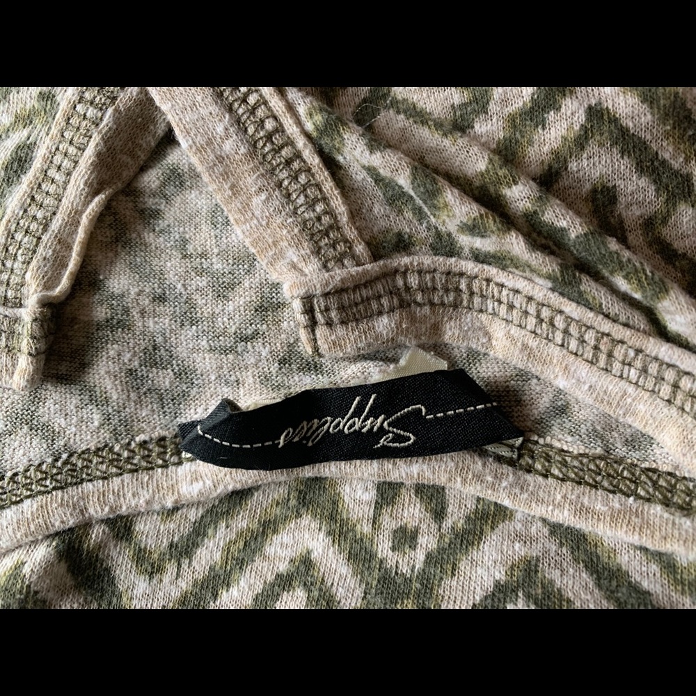 This is a lightly used tank top. Still feels new!